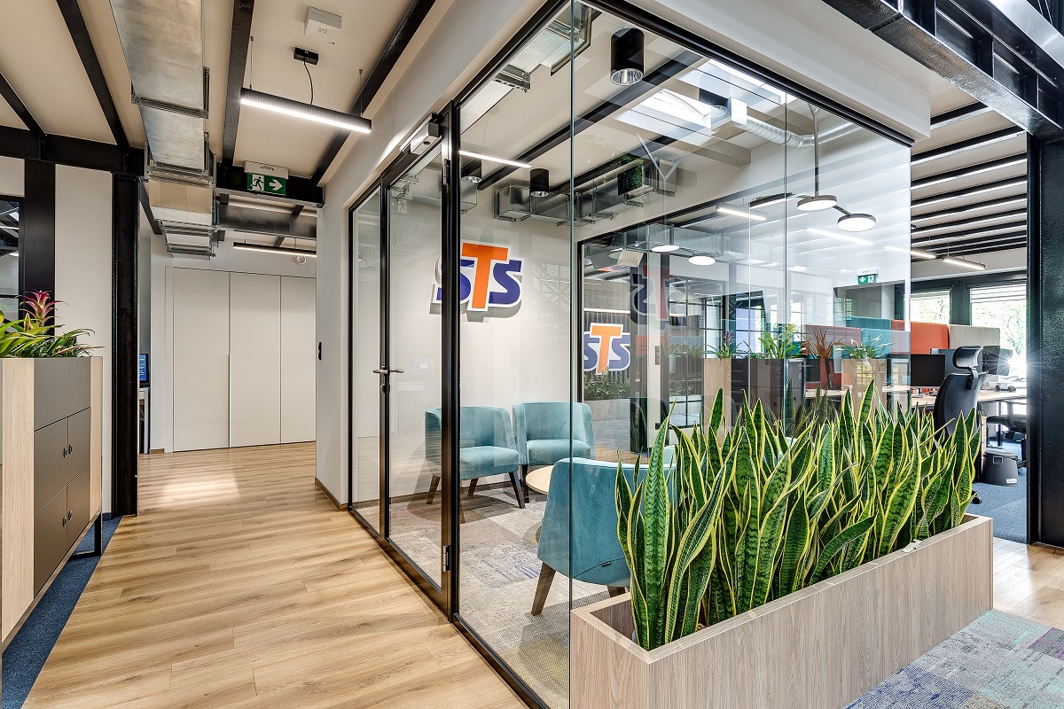 a-new-section-of-the-sts-office-in-katowice-is-an-industrial-gem-with-a-sporty-character