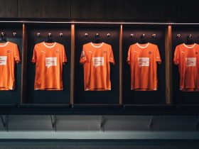 blackpool-fc-features-safer-gambling-logos-on-team-shirts-in-collaboration-with-leovegas