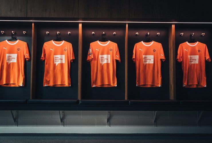 blackpool-fc-features-safer-gambling-logos-on-team-shirts-in-collaboration-with-leovegas