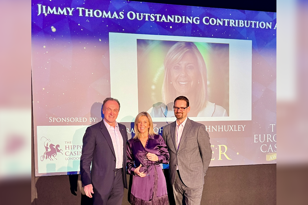 tcsjohnhuxley’s-tracy-cohen-receives-the-jimmy-thomas-outstanding-contribution-award-at-the-european-casino-awards-2024