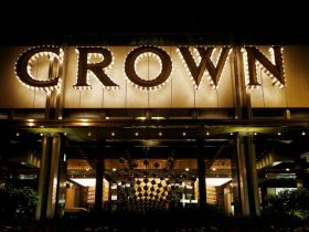 crown-approved-to-retain-its-melbourne-licence